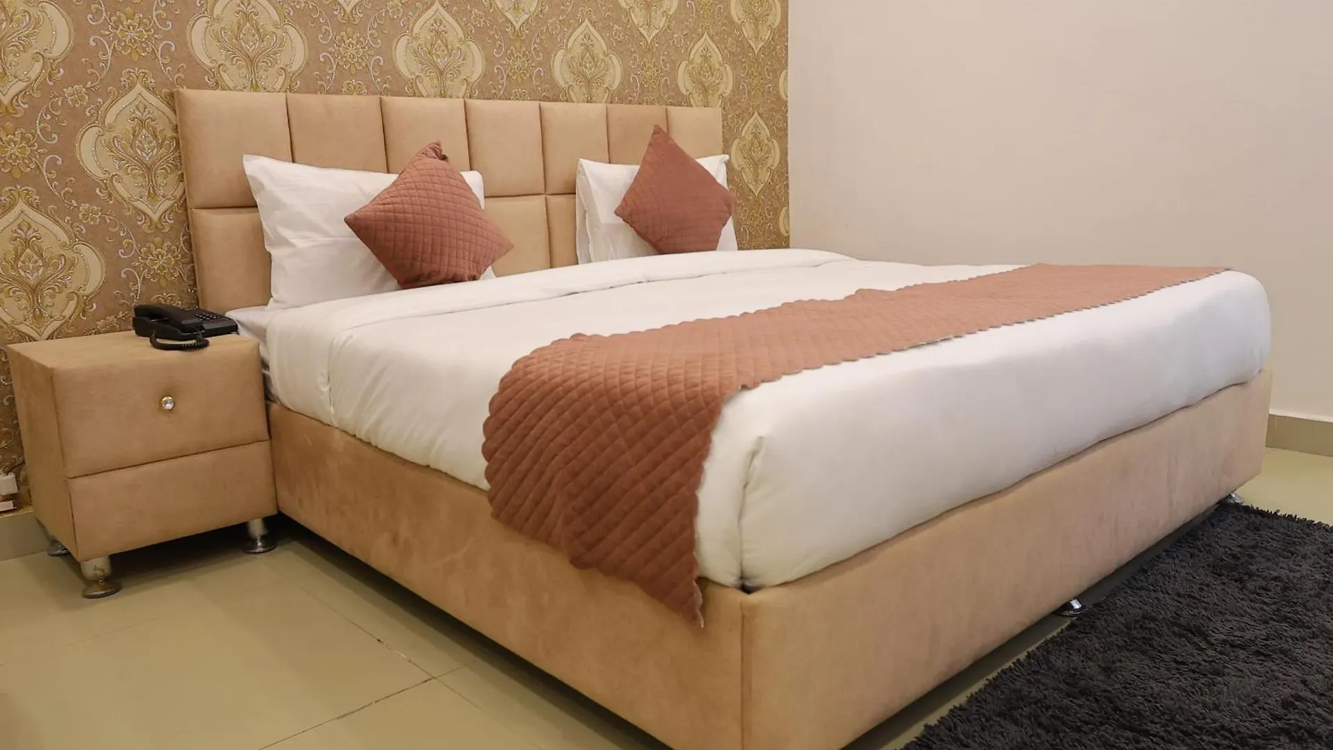 Hotel The Sandalwood By La Carnation I Faridabad-Gurgaon Road